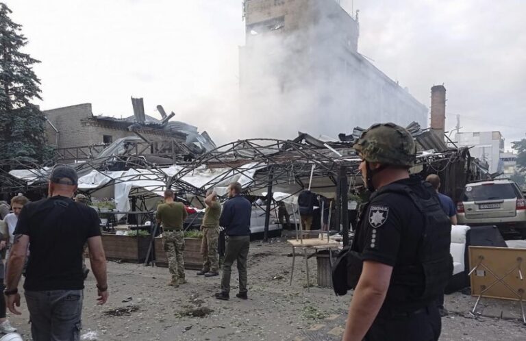 Al menos nueve muertos deja bombardeo ruso contra un restaurante en Ucrania