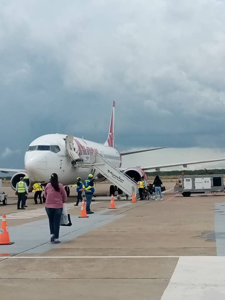 Avión con 41 pasajeros tuvo que aterrizar en el Aeropuerto Josefa Camejo debido a las lluvias