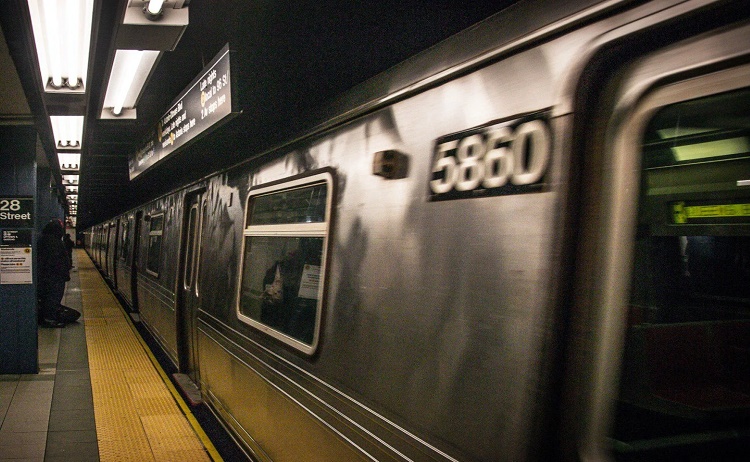 Muere un adolescente de 14 años por “surfear” en el metro de Nueva York