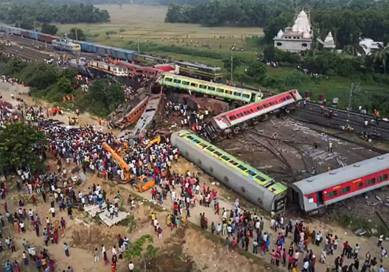 Un fallo humano podría ser la causa del choque de trenes que dejó casi 300 muertos en la India