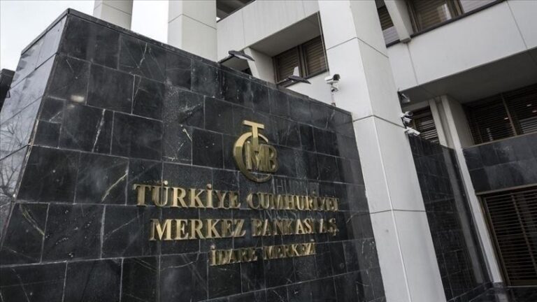 Turquía da un giro a su política monetaria y eleva su principal tasa de interés al 15%