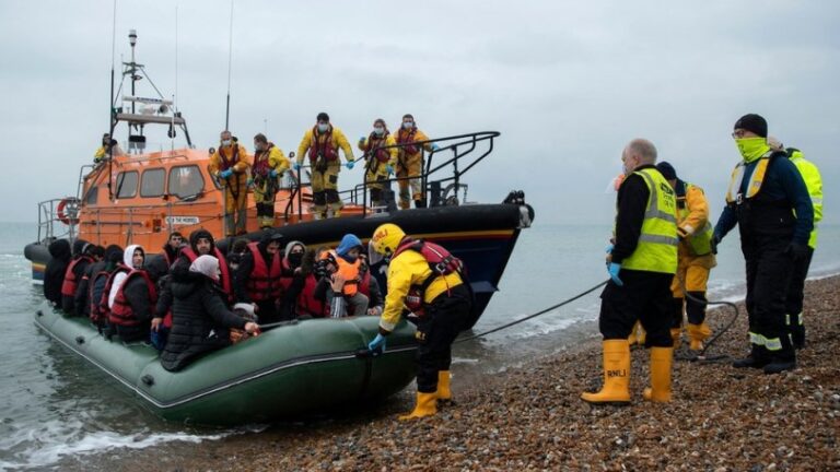 El Reino Unido alojará a más solicitantes de asilo en barcazas