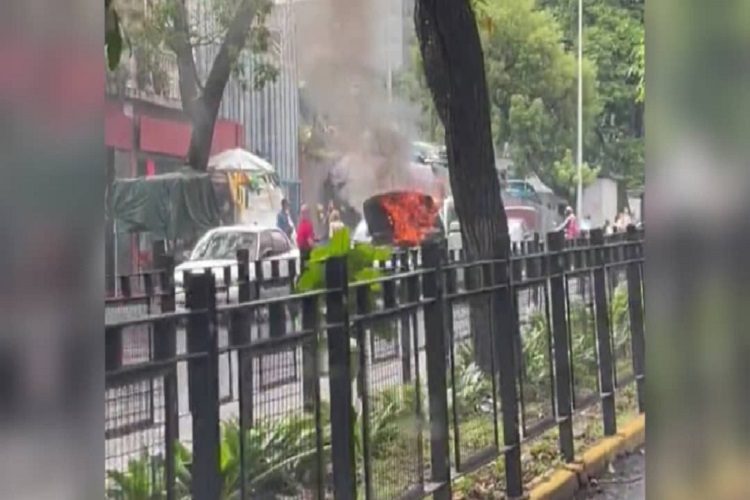 Caracas: Una camioneta se incendia en plena avenida Andrés Bello (+Video)