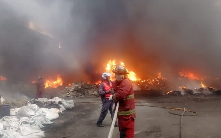 Bomberos combaten incendio en zona industrial de La Yaguara