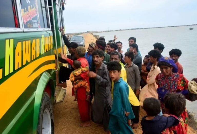 Evacúan a más de 100.000 en India y Pakistán ante la llegada del ciclón Biparjoy