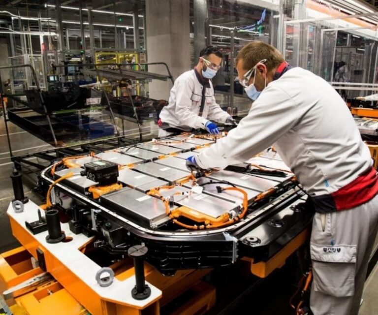 Francia anuncia una subvención de 3.000 millones de dólares para una fábrica de semiconductores