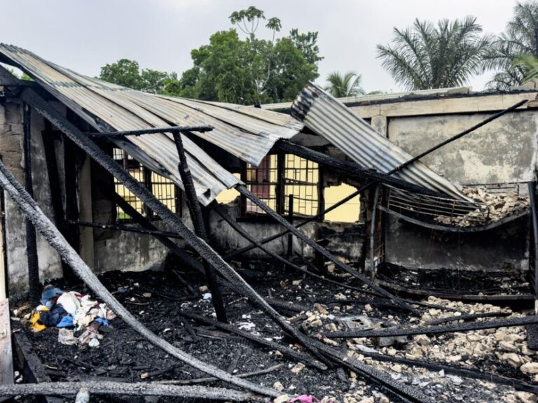 Otro incendio reduce a cenizas a una residencia estudiantil en Guyana