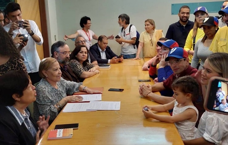 Capriles inscribió su  candidatura a las primarias 