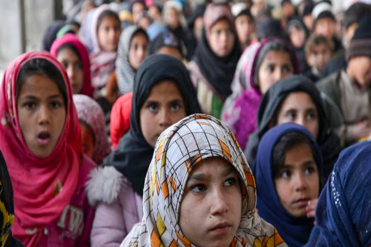 Al menos 82 niñas son envenenadas en dos escuelas del norte de Afganistán