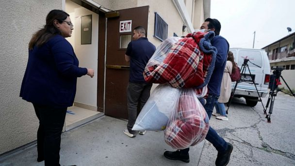 Llegan a Los Ángeles más de 40 inmigrantes enviados desde Texas, en el grupo hay venezolanos
