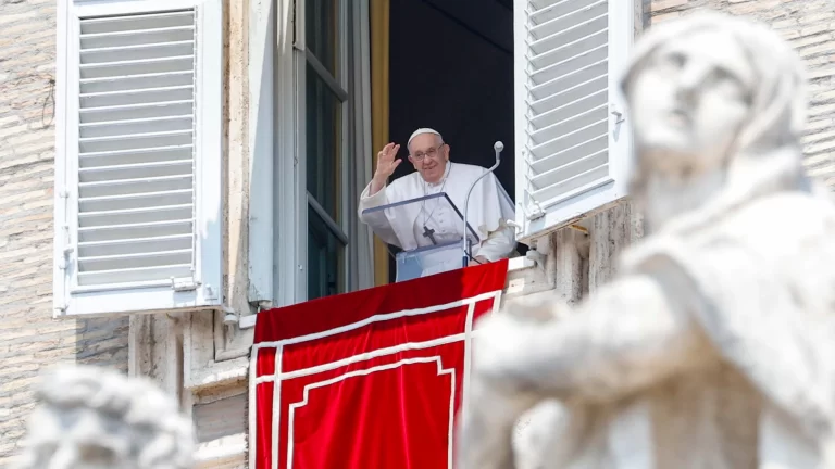 El papa Francisco reapareció ante los fieles tras su operación