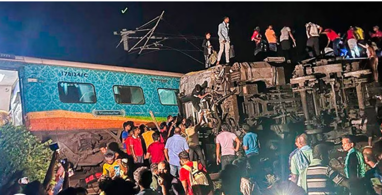Al menos 207 muertos y 900 heridos en triple choque de trenes en la India