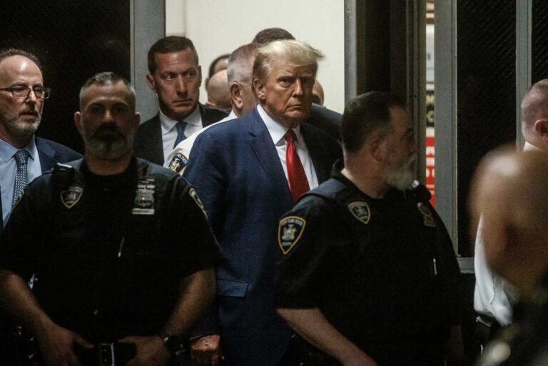 Donald Trump fue procesado y quedó bajo arresto con 37 cargos federales