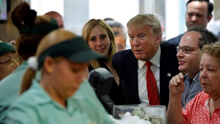 Trump visita famoso restaurante cubano Versailles en Miami, tras ser liberado
