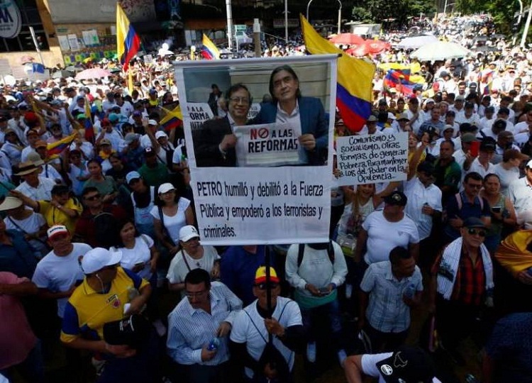 Manifestación masiva en Medellín contra el gobierno Petro