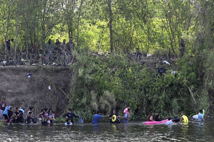 Soldados de Texas recibieron órdenes de «empujar» a los migrantes de vuelta al Río Bravo