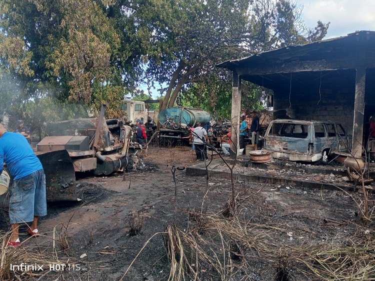 VÍDEO: Seis carros quemados y un lesionado deja incendio en Dabajuro