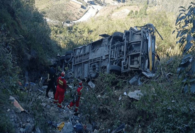 Diez muertos y más de 20 heridos al caer autobús a abismo en norte de Perú