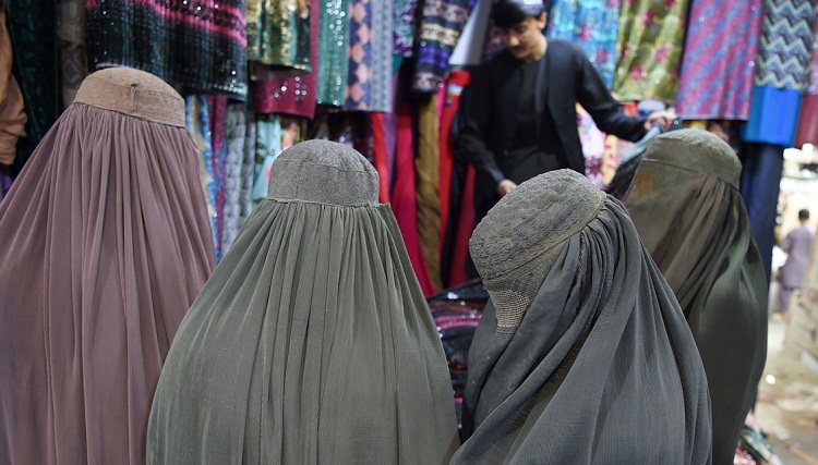 El Talibán cierra todos los salones de belleza y peluquerías en Afganistán