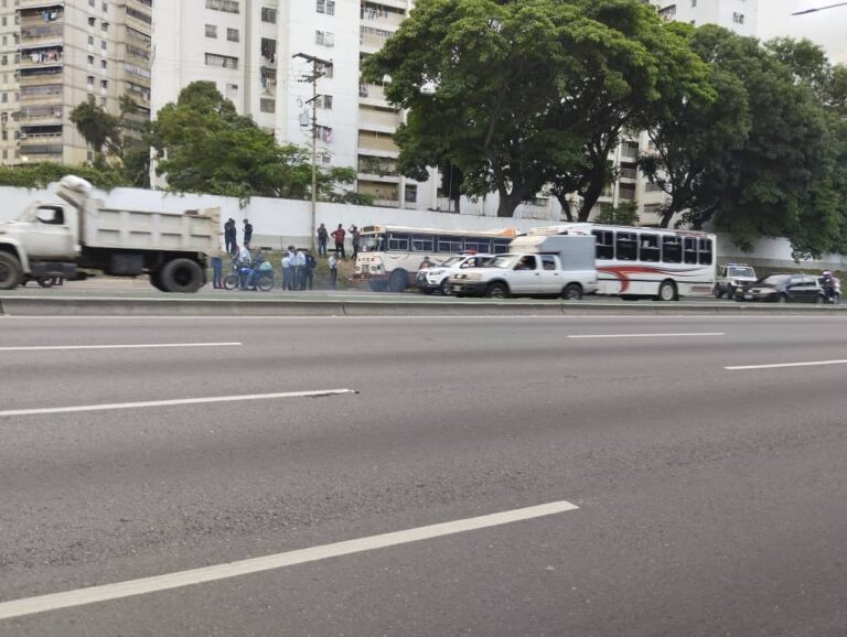 Ladrón fue abatido por un policía mientras robaba en un autobús en Caracas