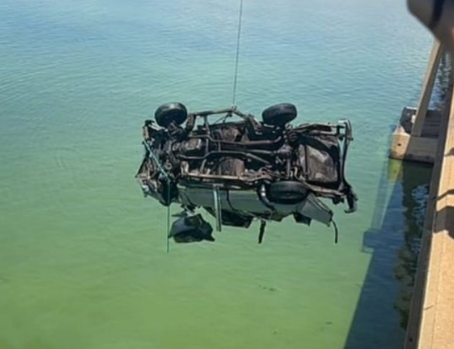 Buzos de la PNB sacaron vehículo que cayó en el lago de Maracaibo