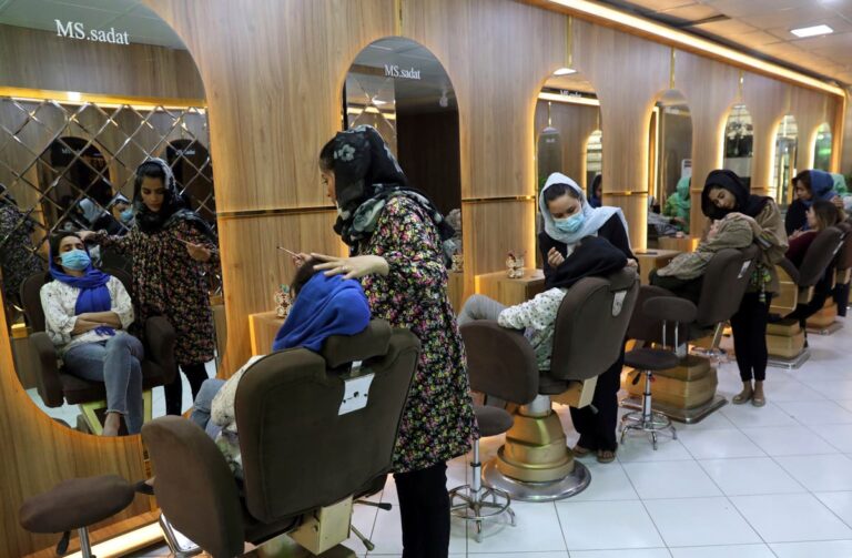 Afganistán cierra de manera definitiva los salones de belleza