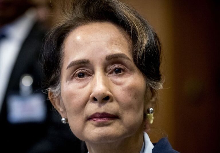 Junta de Birmania saca a Aung San Suu Kyi de prisión