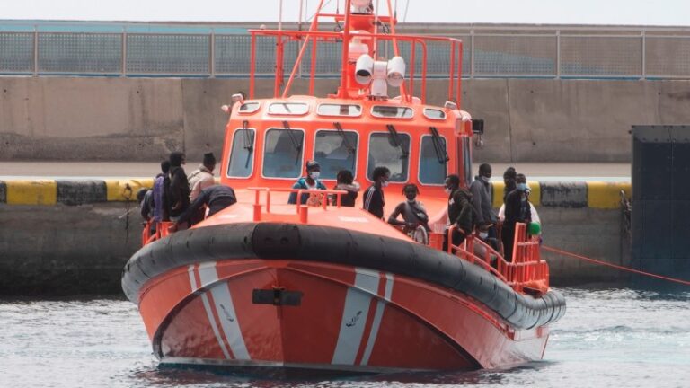 Rescatan a 86 migrantes de precaria embarcación cerca de Canarias