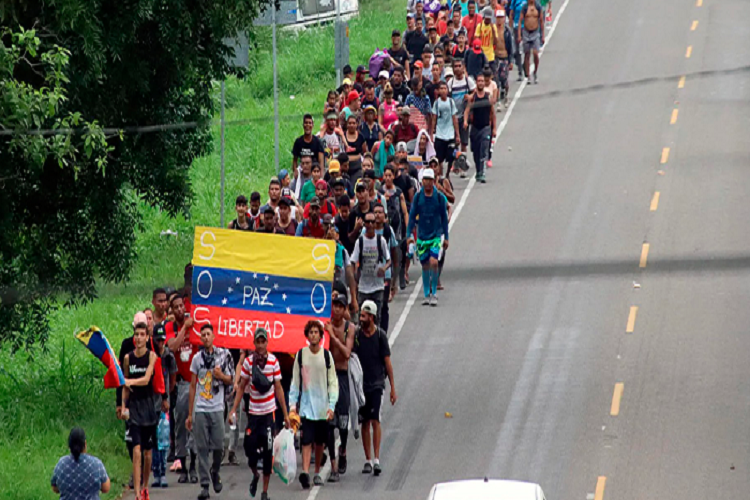 Caravana de migrantes venezolanos sale de México hacia EEUU