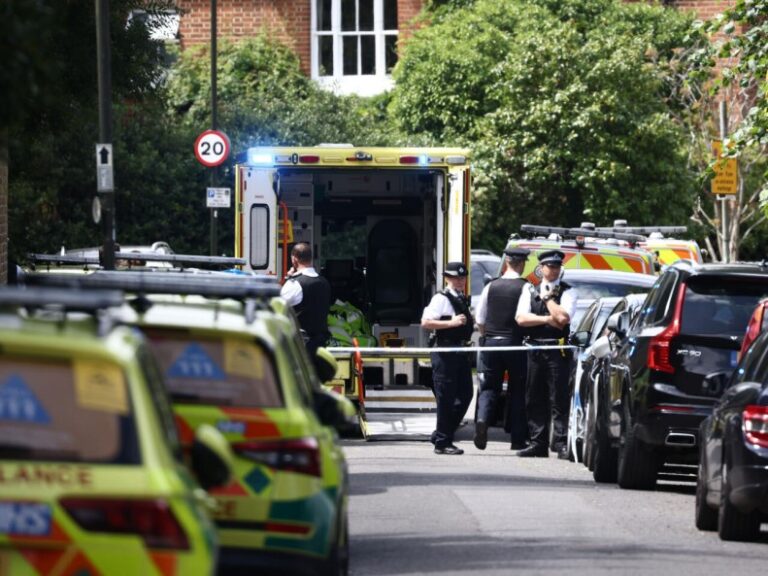 Una niña muere tras el impacto de un coche contra una escuela en el Reino Unido
