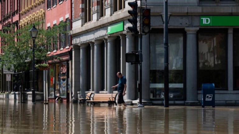 Evacúan regiones del noreste de EEUU por graves inundaciones