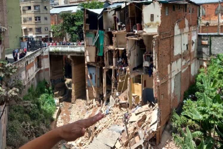 Colapsó un edificio cerca de Puente Páez en Caracas (+Video)