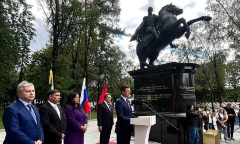 Inauguran una estatua ecuestre de Simón Bolívar en Moscú