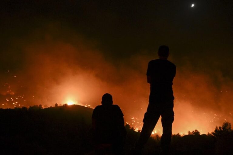 El termómetro vuelve a subir en Grecia, donde el fuego arrasa islas turísticas