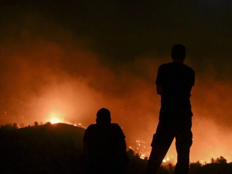 Mejora la situación provocada por los incendios forestales en Grecia, según los bomberos