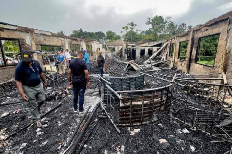 Guyana indemnizará a familias de niños muertos en incendio en una escuela