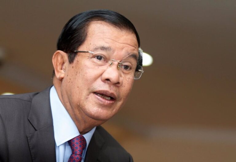 El primer ministro de Camboya Hun Sen renuncia tras 38 años y cede el cargo a su hijo