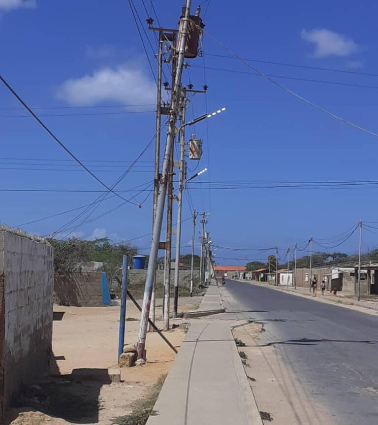 Amuay| Un poste está a punto de desplomarse en plena vía