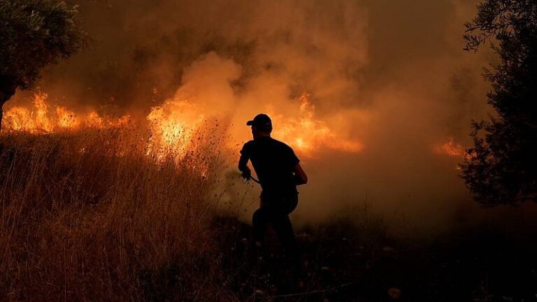 Evacúan a unas 2.500 personas por incendio en la isla turística griega de Corfú
