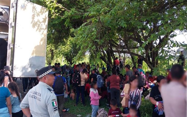 Localizan a 148 migrantes abandonados en un tráiler en México