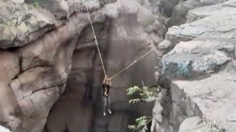 Rescatan a hombre luego que cayera a una cascada mientras se tomaba una foto (+video)