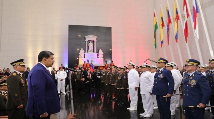 Maduro asciende a Generales y Almirantes de la FANB