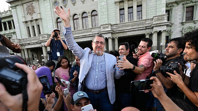 Suspenden inhabilitación del partido de Bernardo Arévalo, candidato a la presidencia de Guatemala