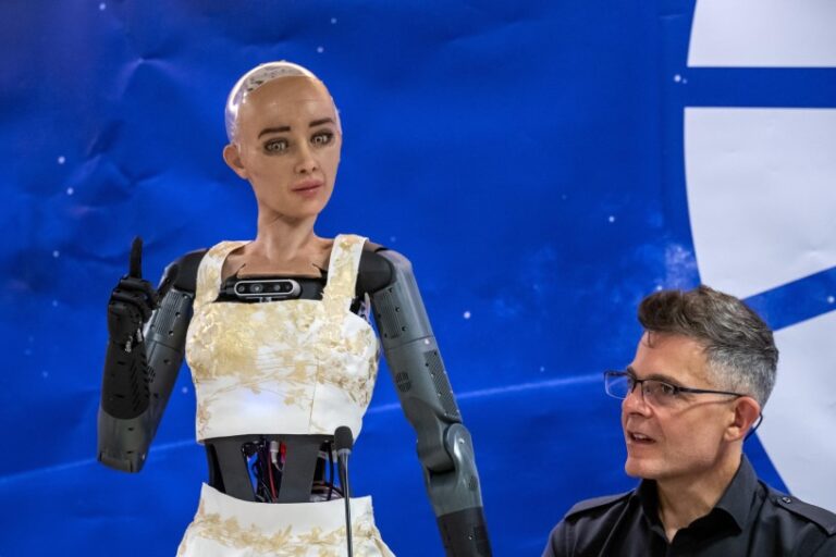 Unos robots afirman en conferencia de la ONU que un día serán capaces de dirigir el mundo