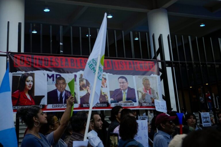 Policía allana sede de partido de candidato presidencial Guatemala Arévalo
