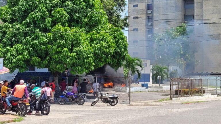Los Yukpa queman cauchos en comando policial de Machiques