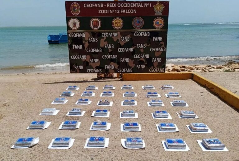 GNB encuentra 36 panelas de cocaína de embarcación que zozobró entre Aruba y Falcón