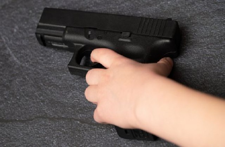 Niño de 3 años mató a su hermana tras disparar un arma que encontró en casa