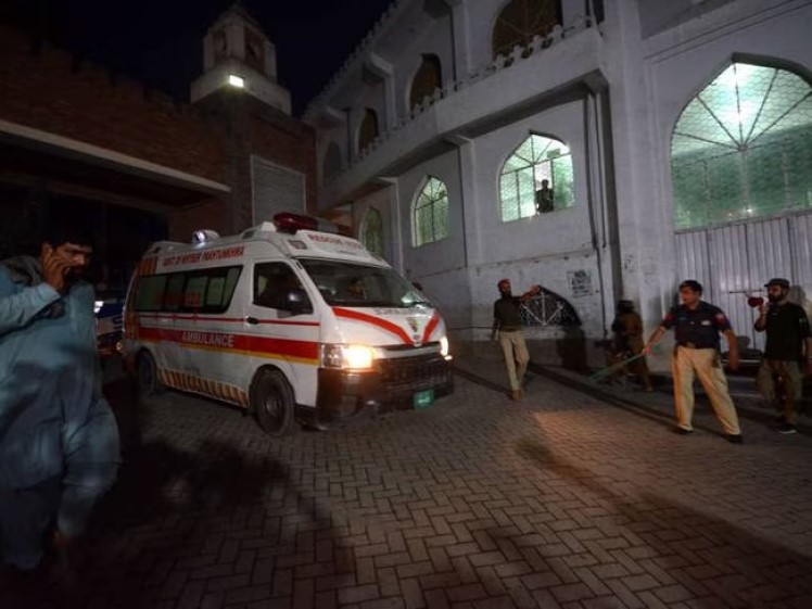 Al menos 44 muertos tras explosión de una bomba en un mitin en Pakistán