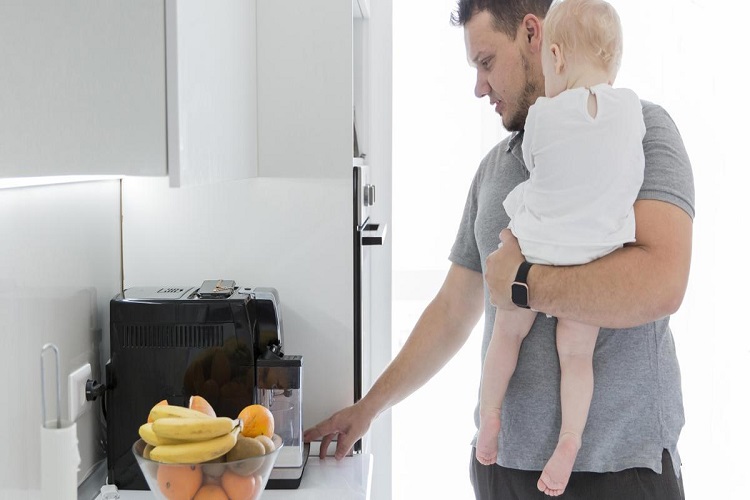 Advierten sobre riesgos de calentar comida para bebés en microondas